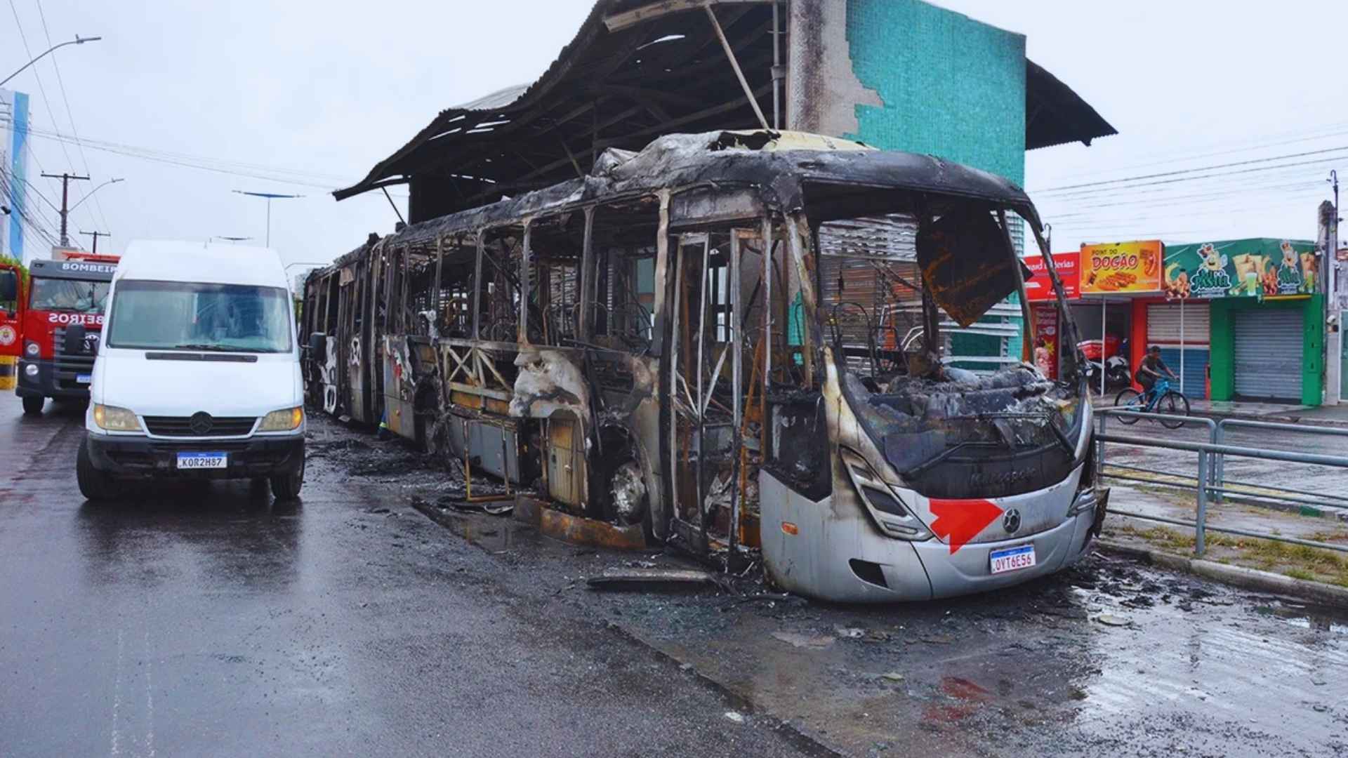 Incêndio em ônibus do BRT assusta passageiros em Feira de Santana