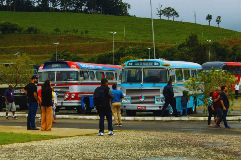 ExpoBus Juiz de Fora reúne passado e futuro do transporte com mais de 40 ônibus em exposição