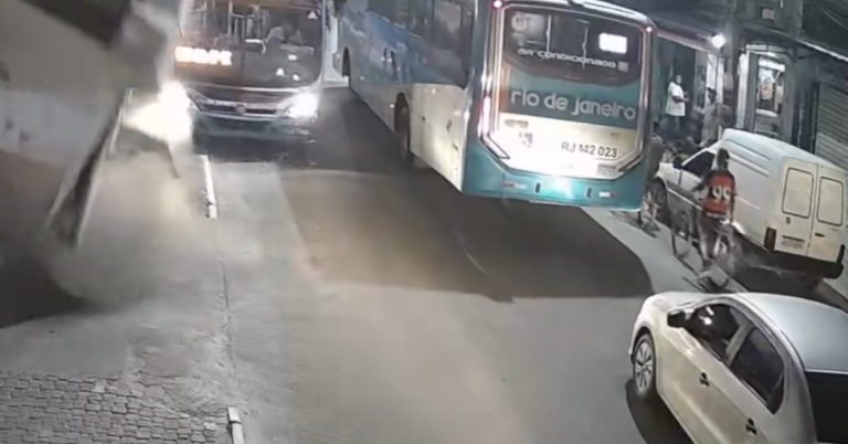 Ônibus derruba telhado durante manobra e reacende debate sobre caos no trânsito em Magé